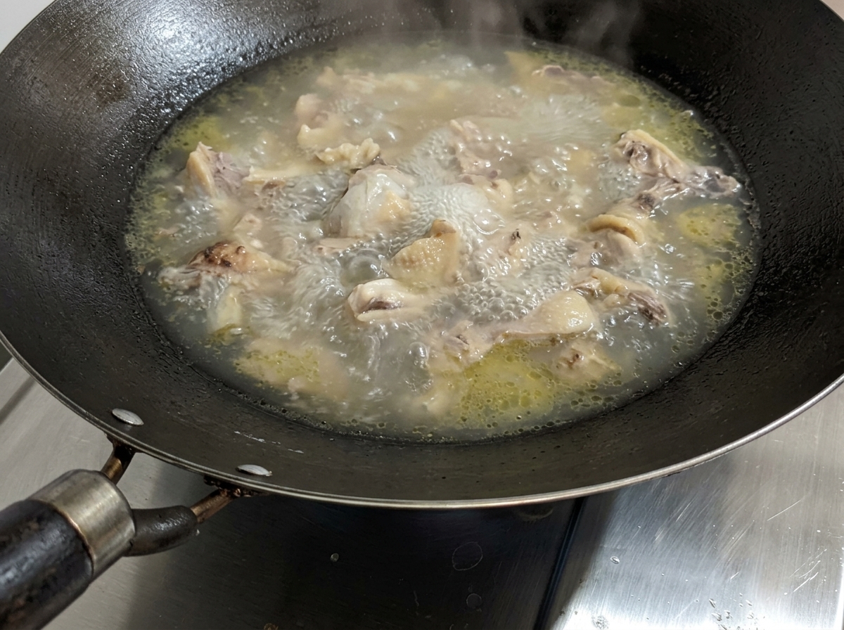 Soupe de poulet mijotée avec ajout de sel.