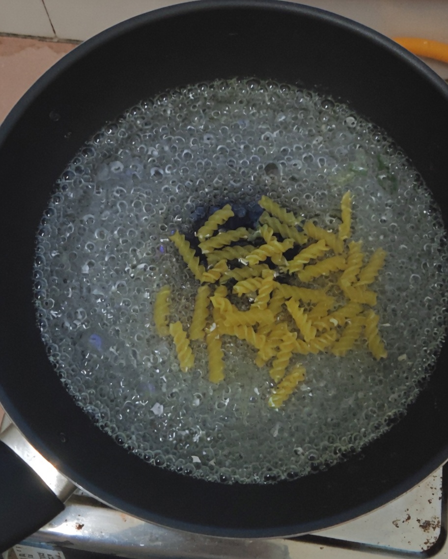 Fusillis dans une casserole deau bouillante.