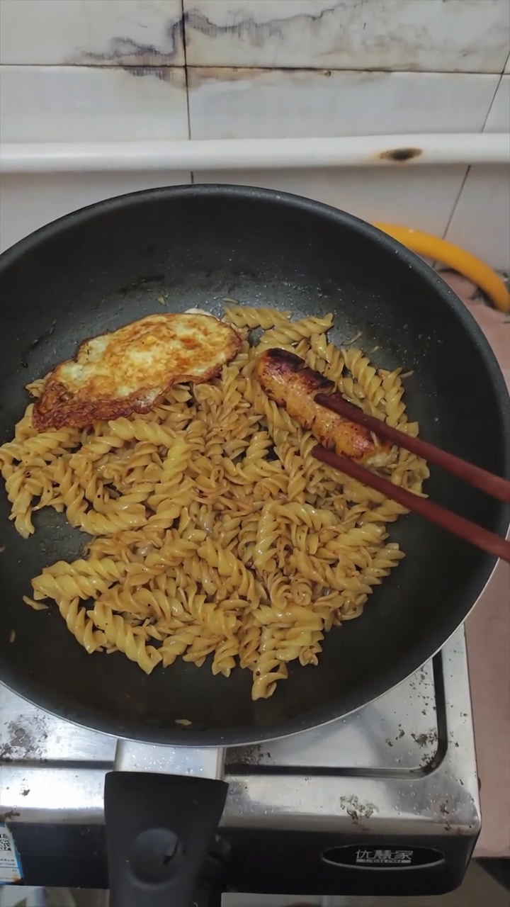 Fusilli au Poivre Noir, Saucisse et Œuf au Plat