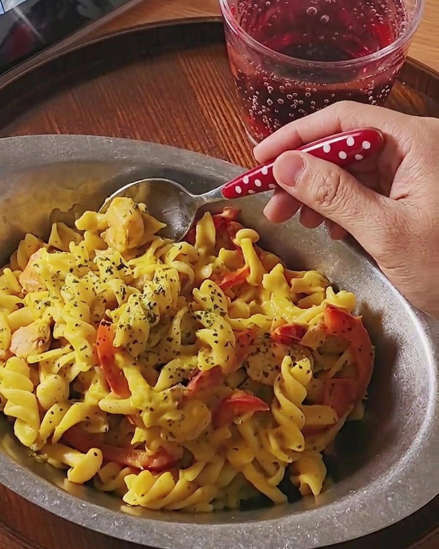 Fusilli en train de cuire dans une casserole deau bouillante.