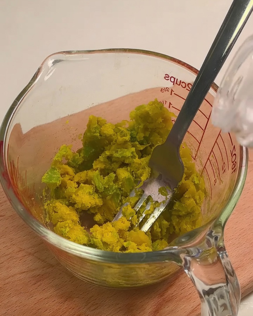 Lait ajouté à la courge écrasée pour créer une base de sauce crémeuse.