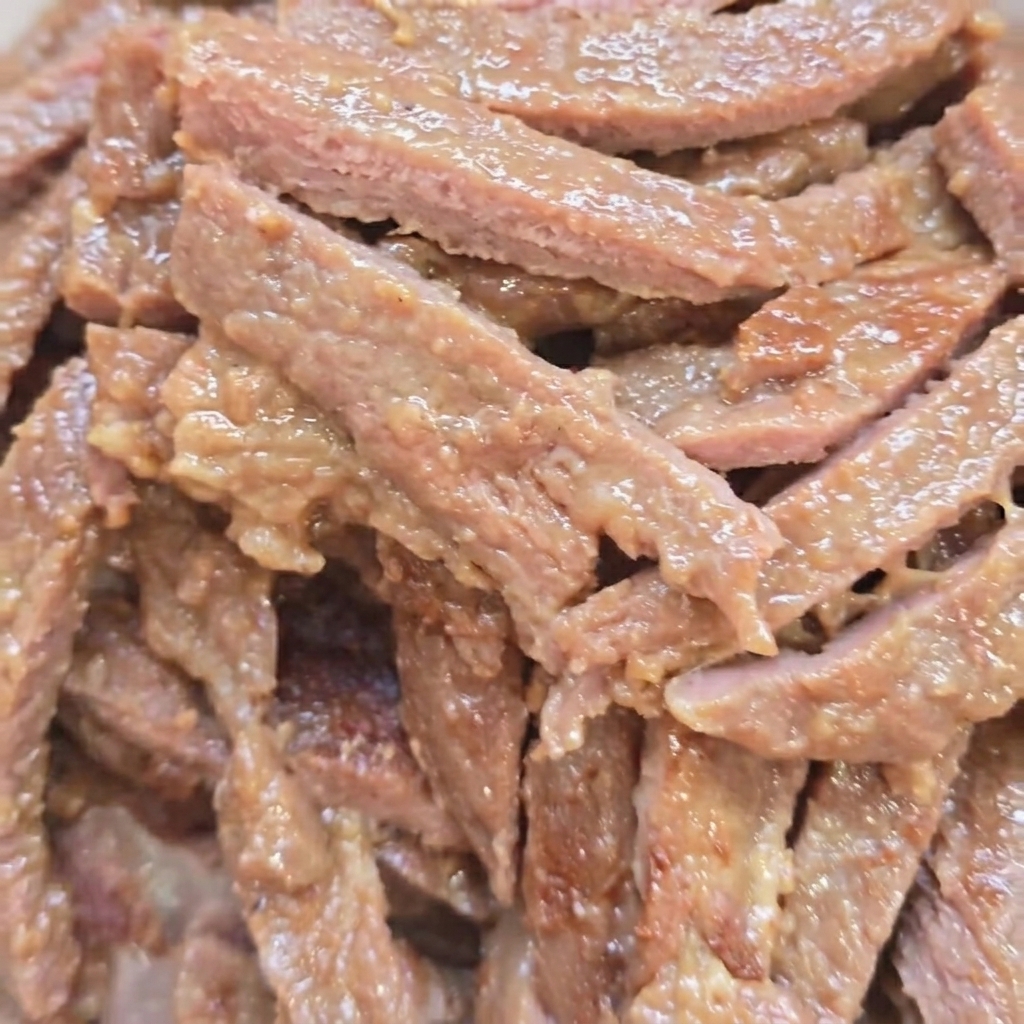 Lanières de bœuf saisies à la poêle jusquà ce quelles soient dorées.