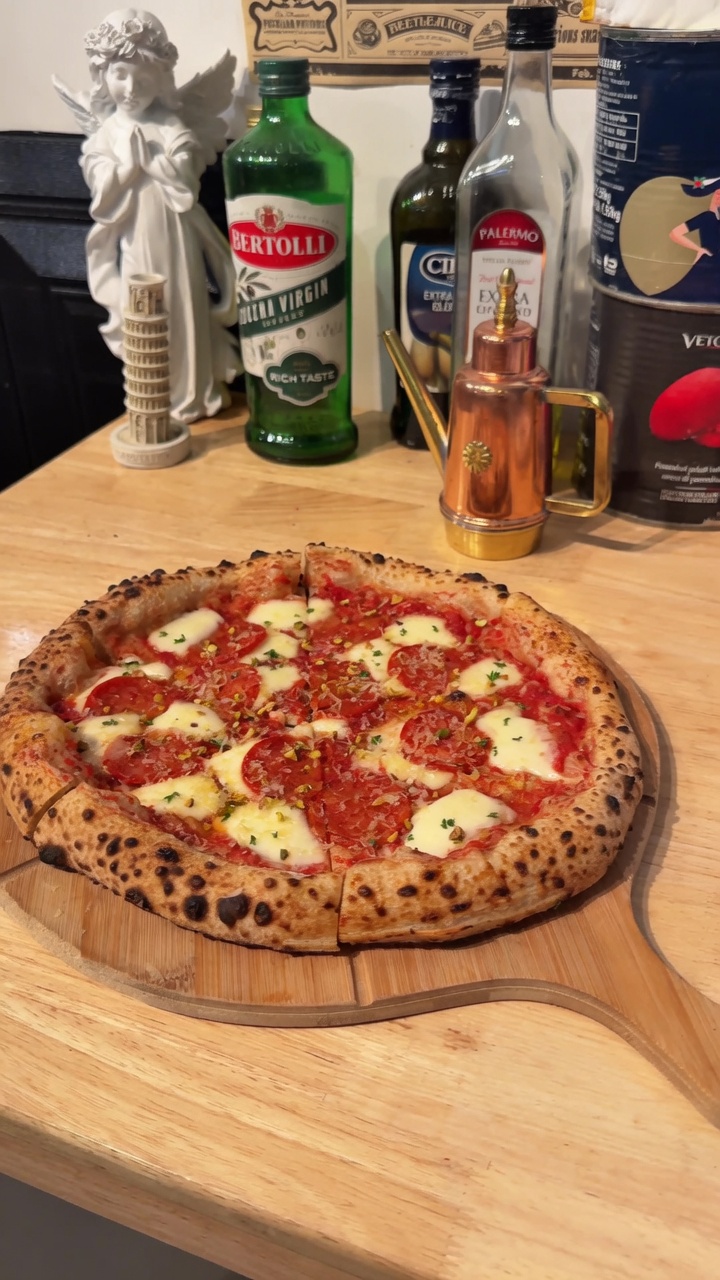 Pizza artisanale au salami épicé