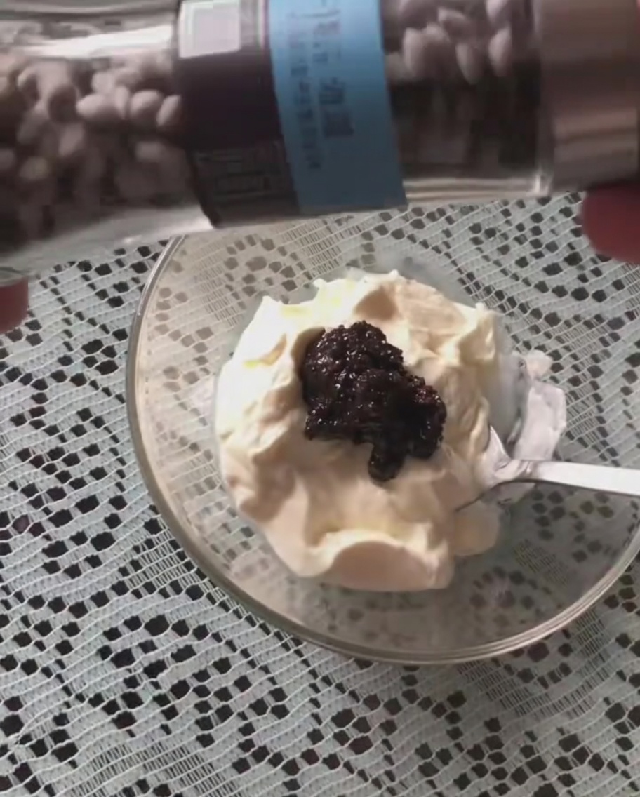 Poivre noir moulu au-dessus du mélange de crème fraîche et de sauce à la truffe.