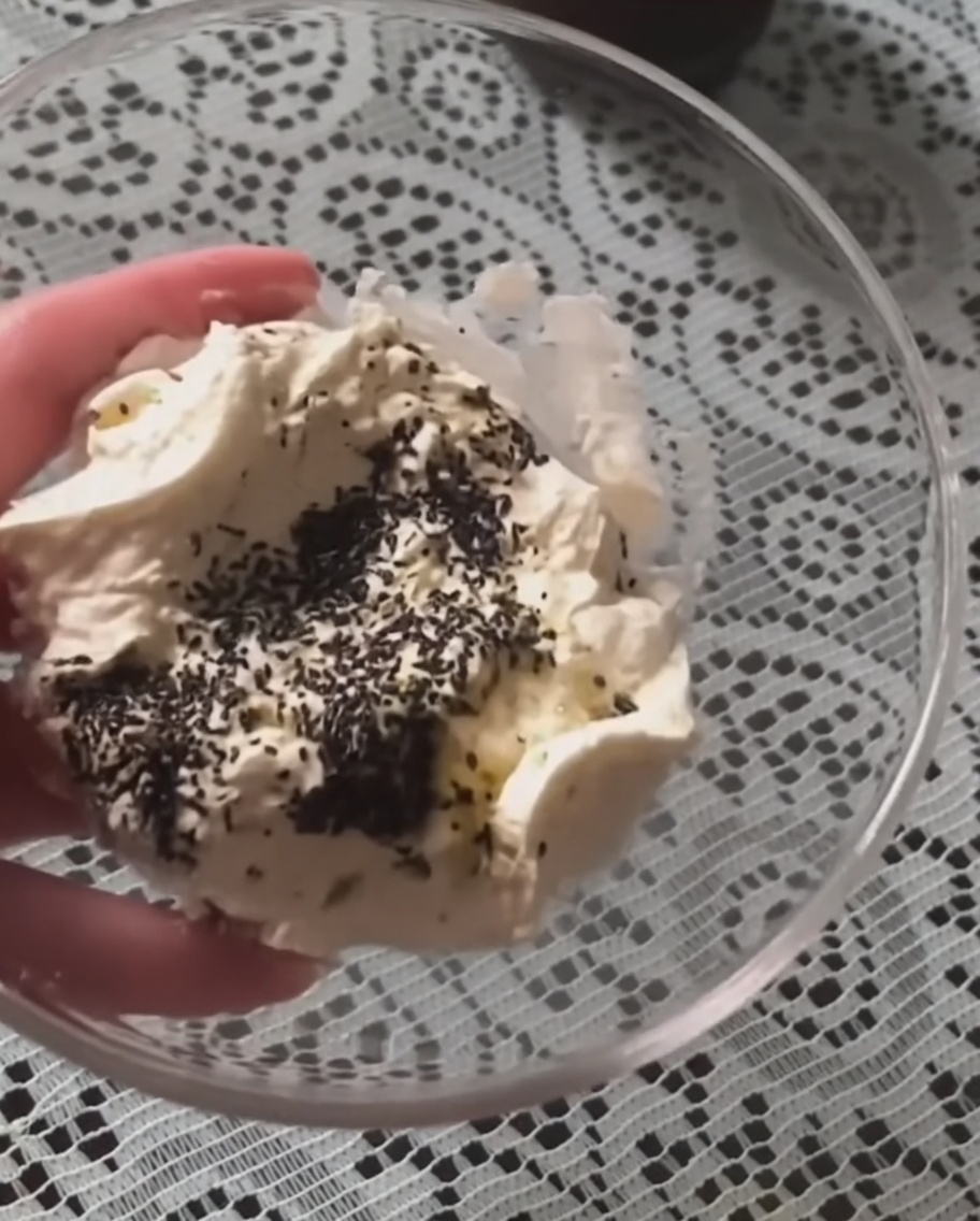 Le mélange de crème et de truffe remué dans un bol en verre jusquà obtenir une texture lisse.