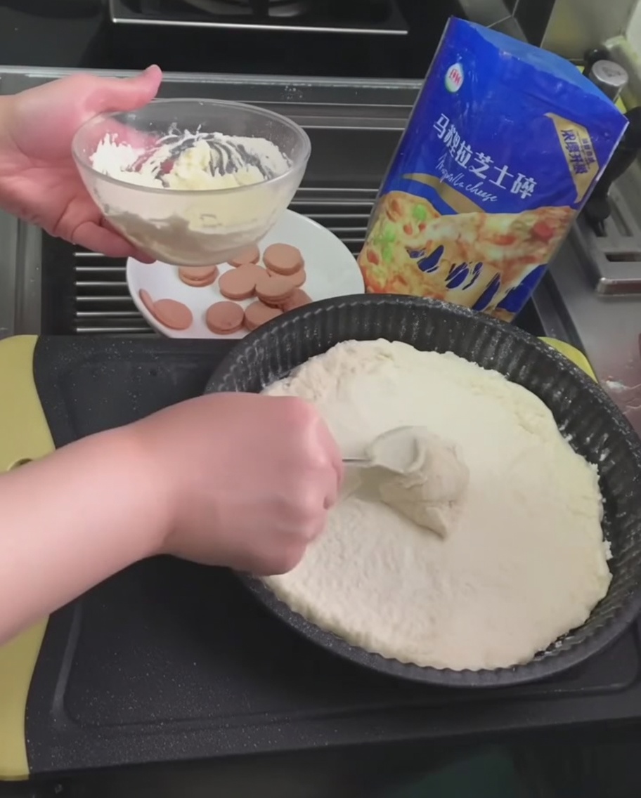 Sauce blanche à la truffe étalée sur la pâte à pizza avec une cuillère.
