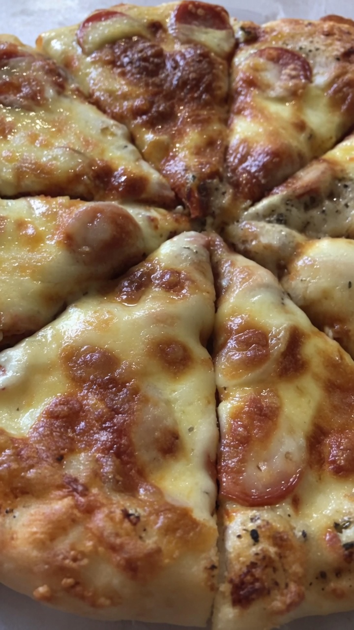 Pizza à la crème de truffe noire