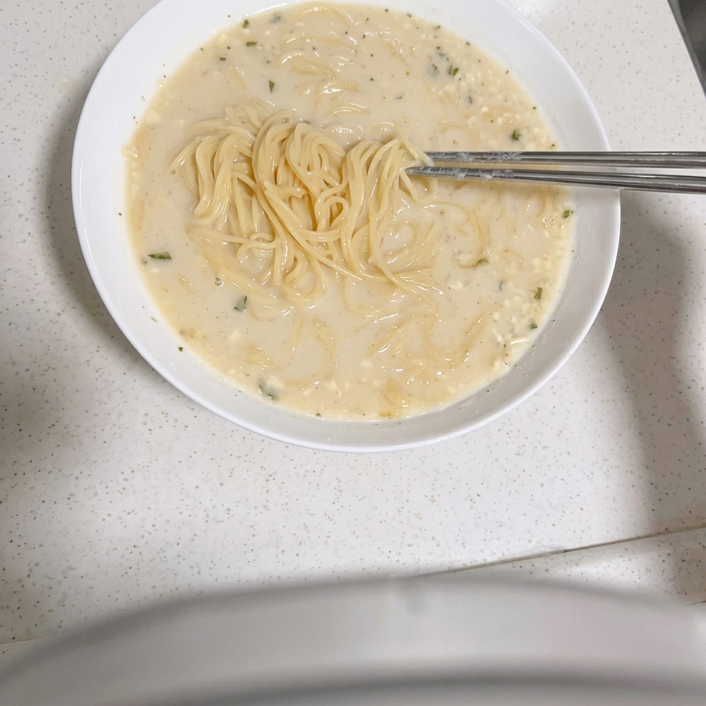 Des tranches de porc cuit disposées proprement sur les nouilles ramen dans le bol.