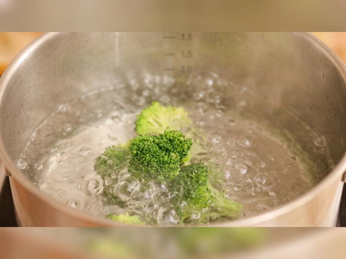 Bouquets de brocoli et tranches de carotte décoratives bouillant dans une casserole deau.