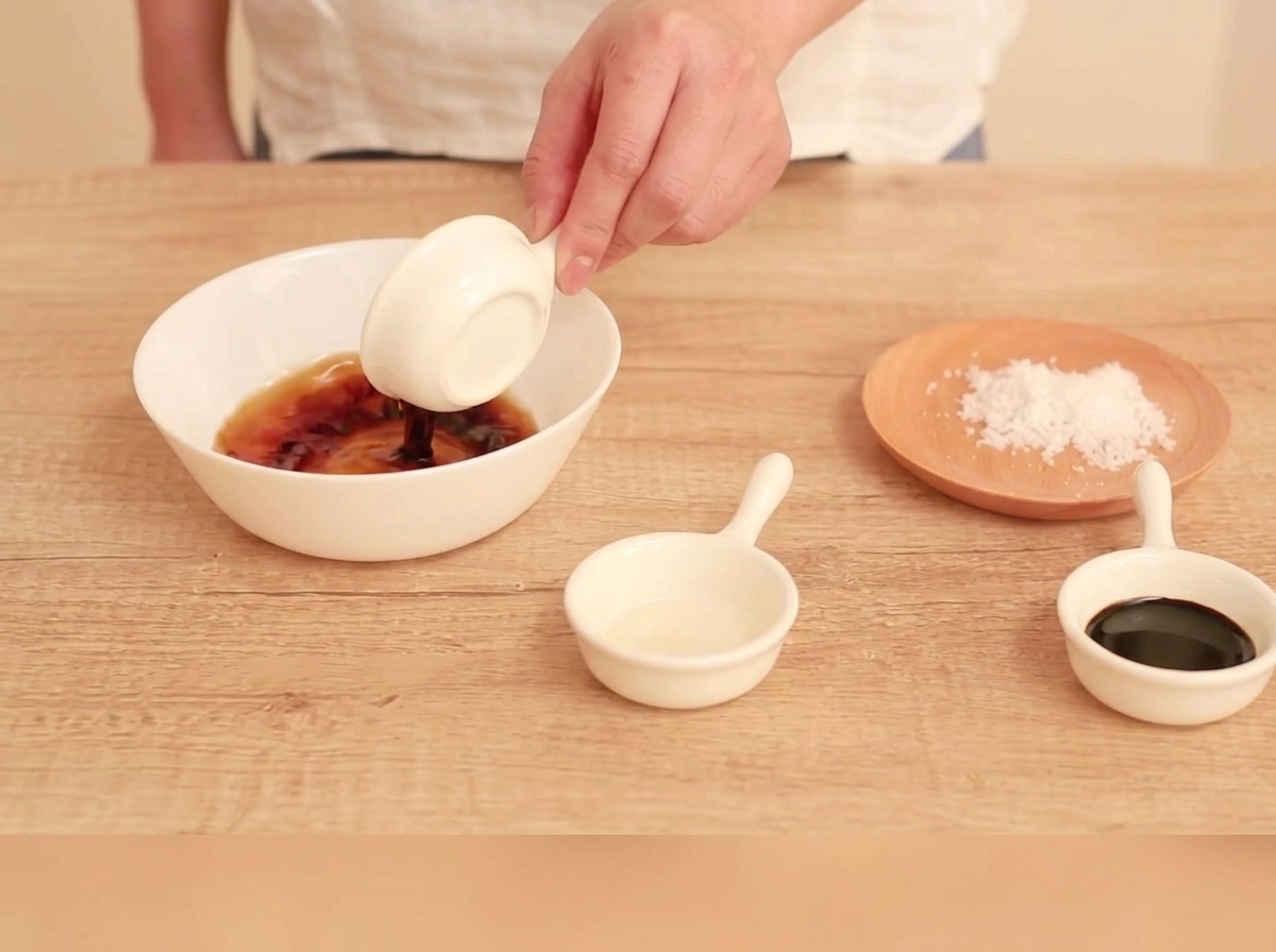 Ingrédients de la sauce mélangés dans un petit bol blanc.