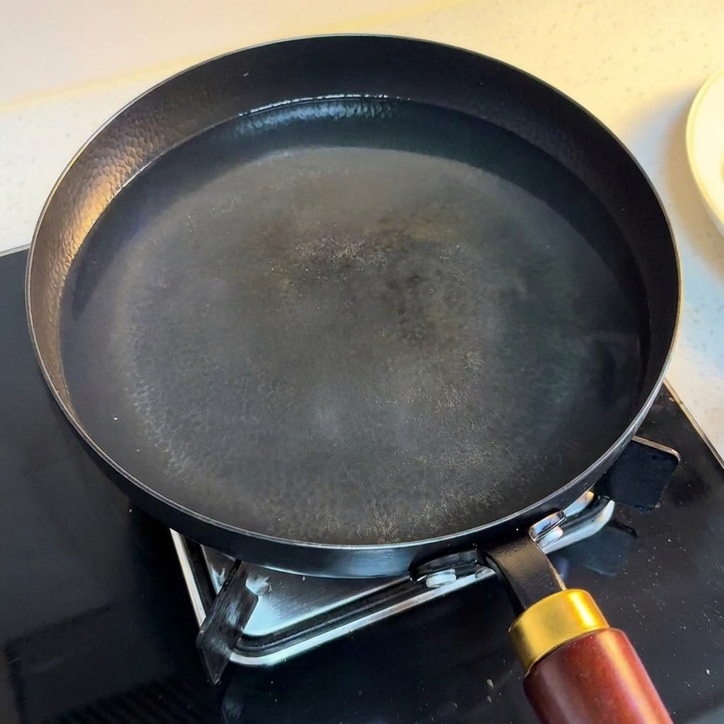 Deux œufs reposant dans une casserole deau chaude.