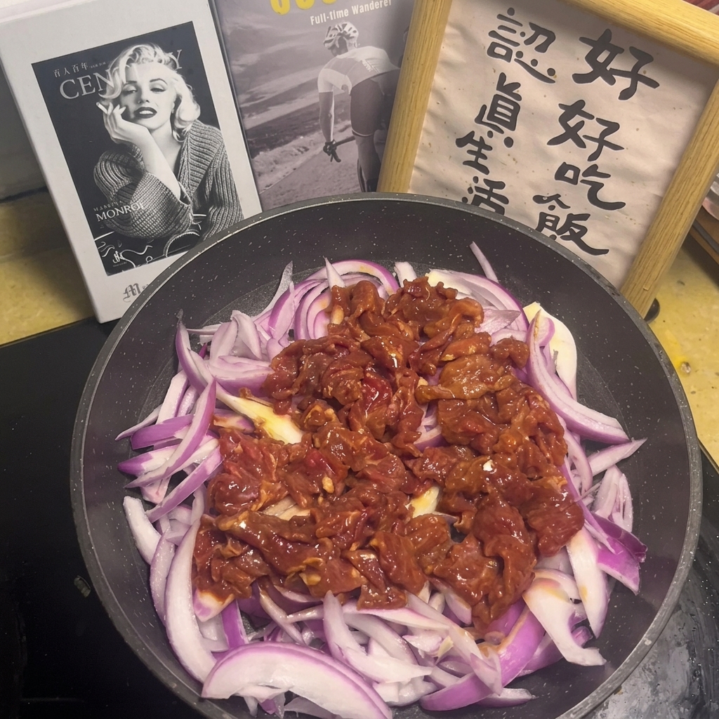 Un mélange de sauce avec des morceaux dail et de piment versé sur le bœuf et les oignons crus.
