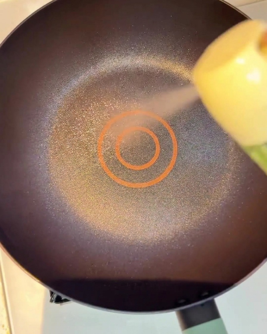 Sauter le bœuf mariné dans une poêle chaude avec un filet dhuile.