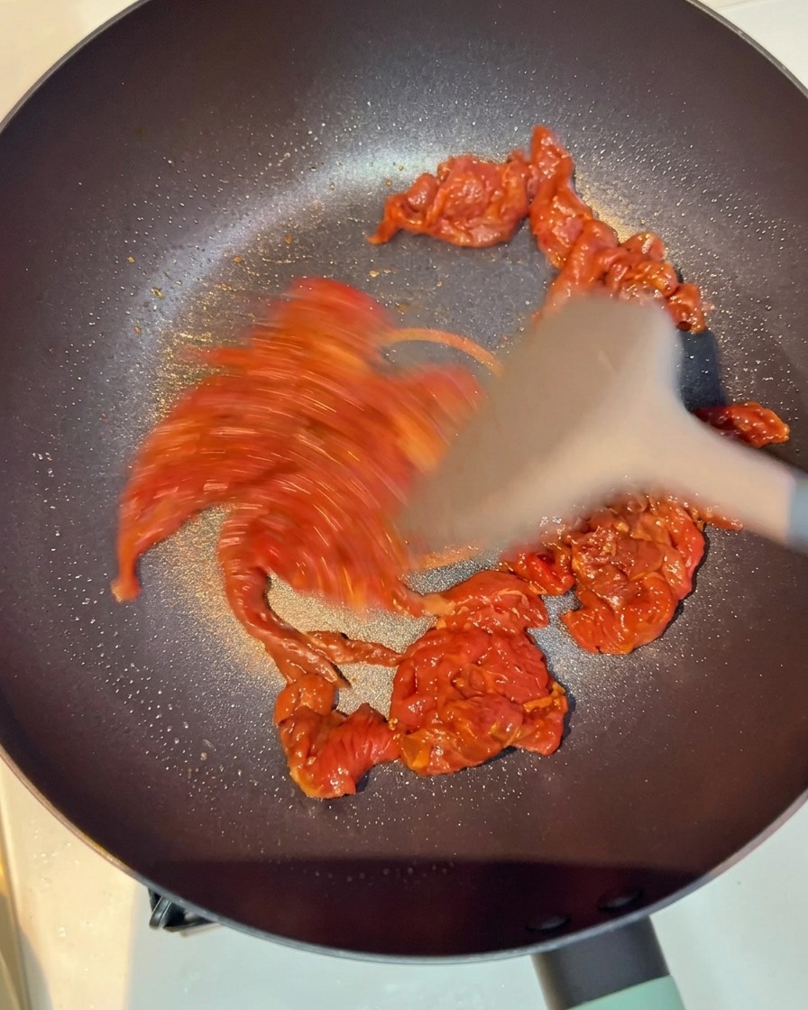 Le bœuf est sauté jusquà ce quil soit doré et opaque.