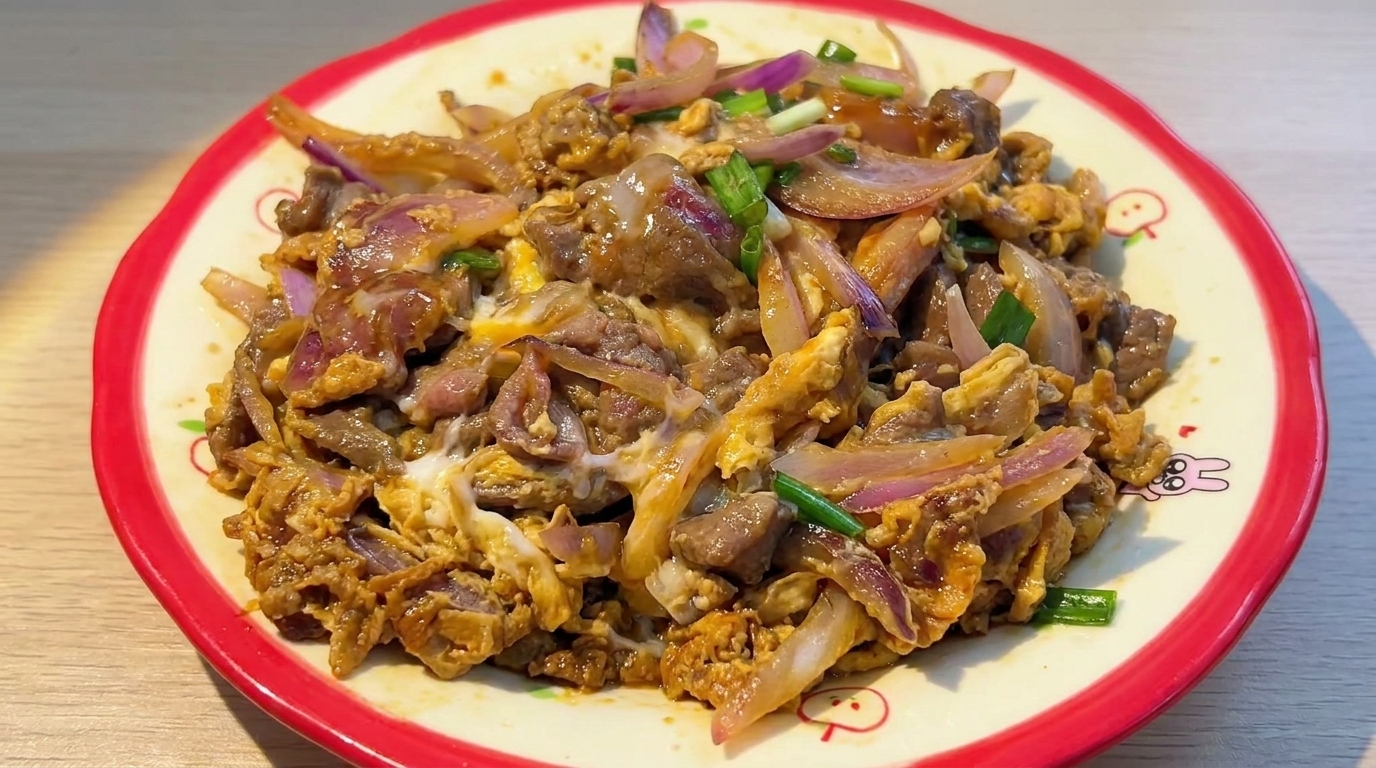 Riz au bœuf et aux œufs brouillés à l'oignon rouge