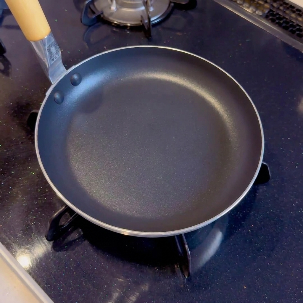 Gros plan sur les ingrédients mélangés dans une poêle, commençant à chauffer sur la cuisinière.