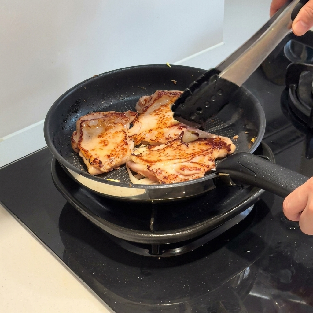 Sauce liquide versée sur le poulet doré.