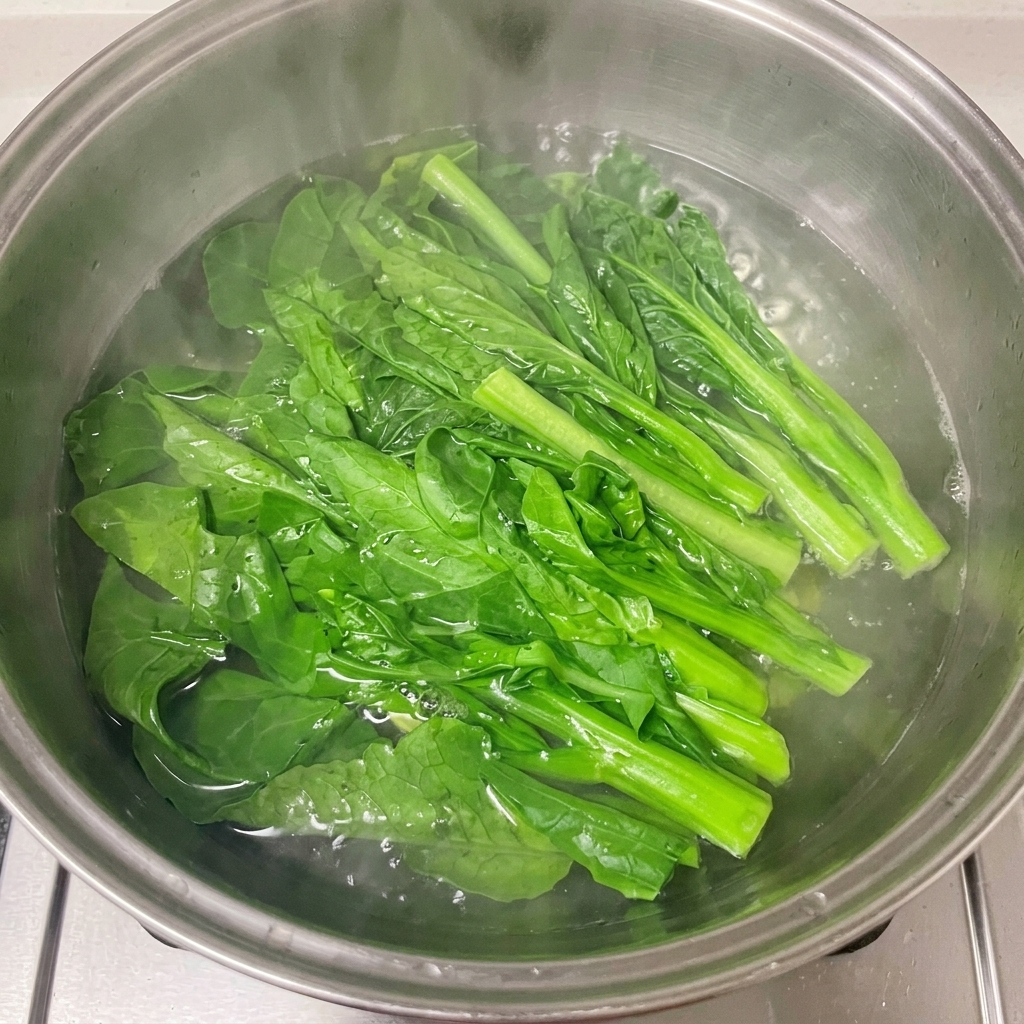 Légumes verts frais en train dêtre blanchis dans une marmite deau bouillante.