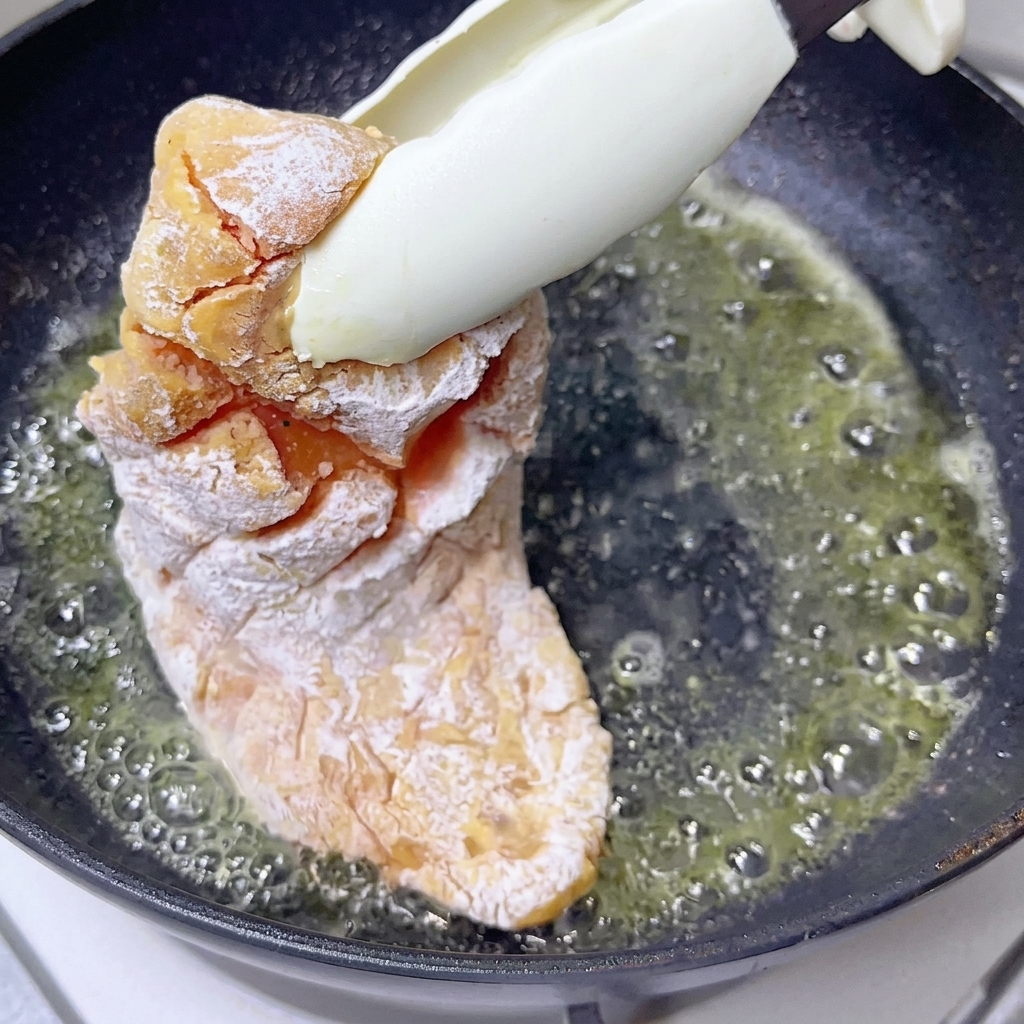 Une noisette de beurre fondant et grésillant légèrement dans une poêle chaude.