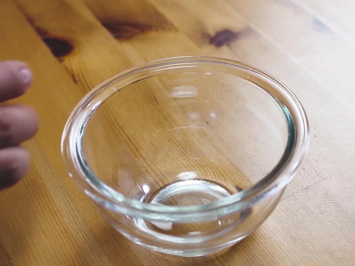 Un mélange dœuf, de lait et de mayonnaise fouetté dans un bol en verre.