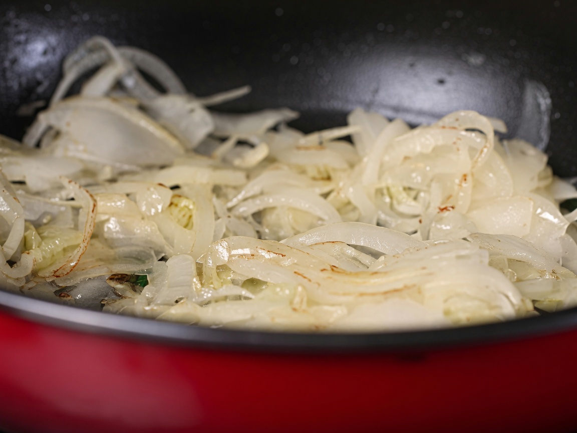 Lamelles doignons blancs sautées à la poêle avec du beurre jusquà coloration dorée.