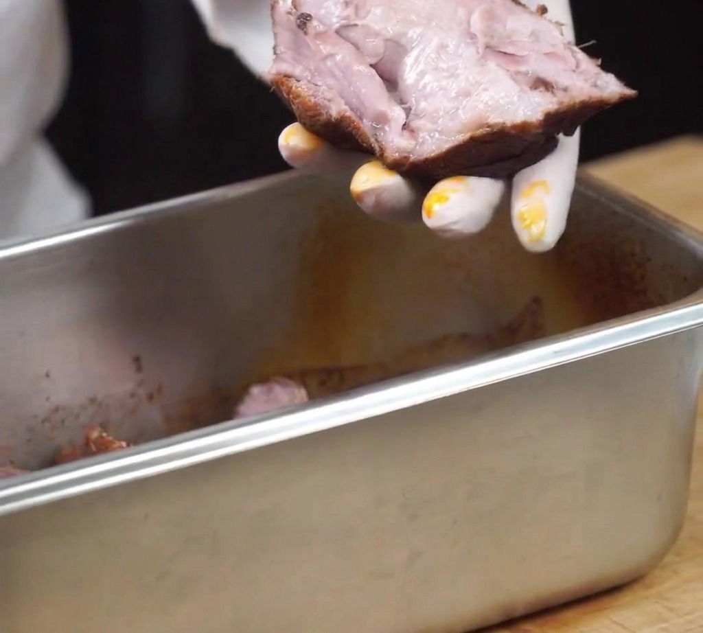 Un morceau de porc cuit et tendre effiloché à la main.