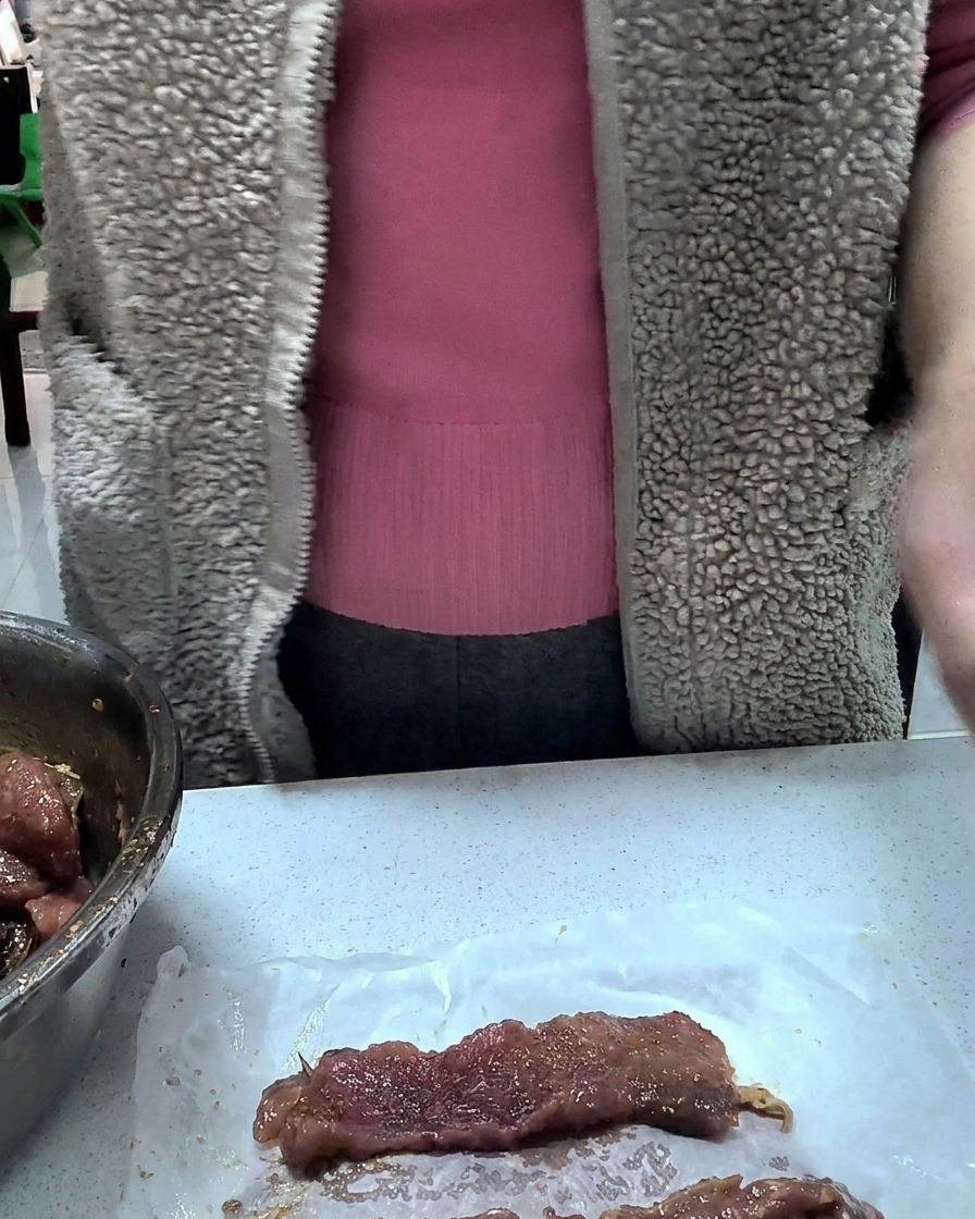 Des portions individuelles de porc mariné soigneusement emballées dans du film plastique sur un comptoir.