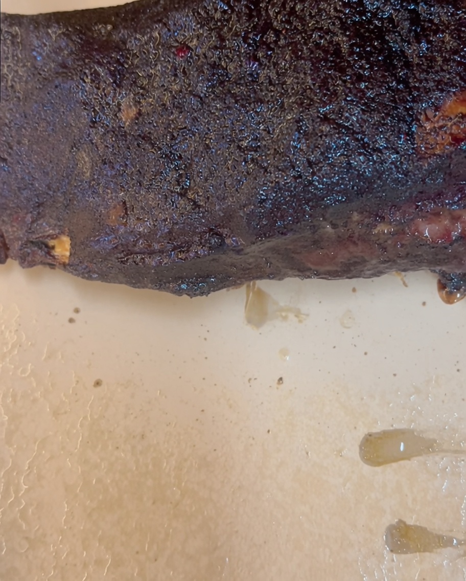 Le bord latéral du papier de boucher replié vers lintérieur sur lextrémité dune côte de bœuf.