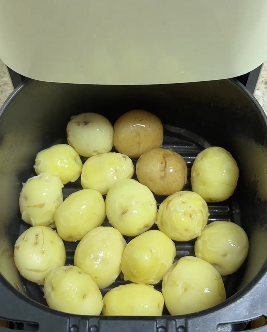 LAir Fryer en train de se fermer, avec les réglages ajustés pour le rôtissage des pommes de terre.