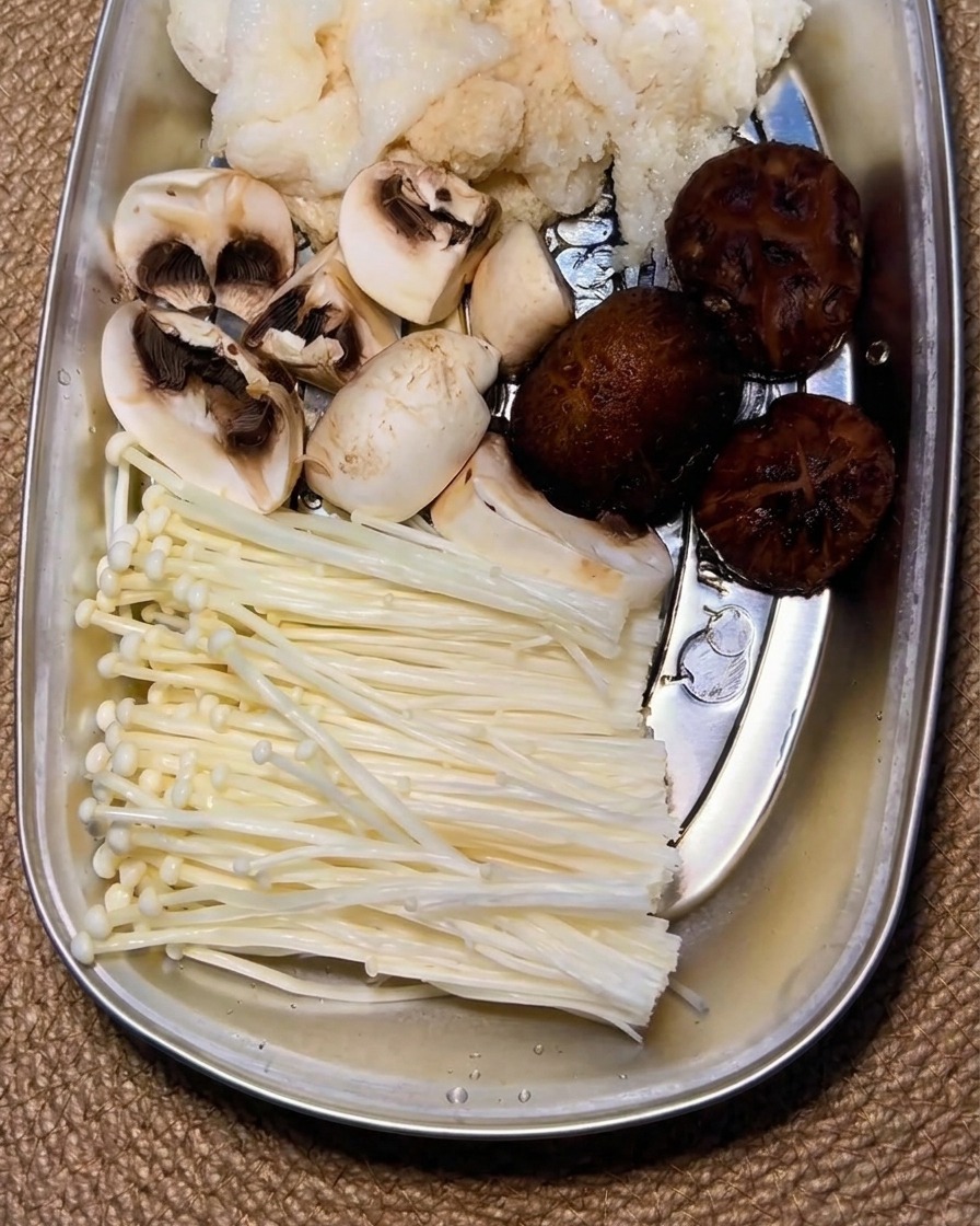 Cuisses de poulet en train de dorer dans une marmite chaude avec de lhuile.