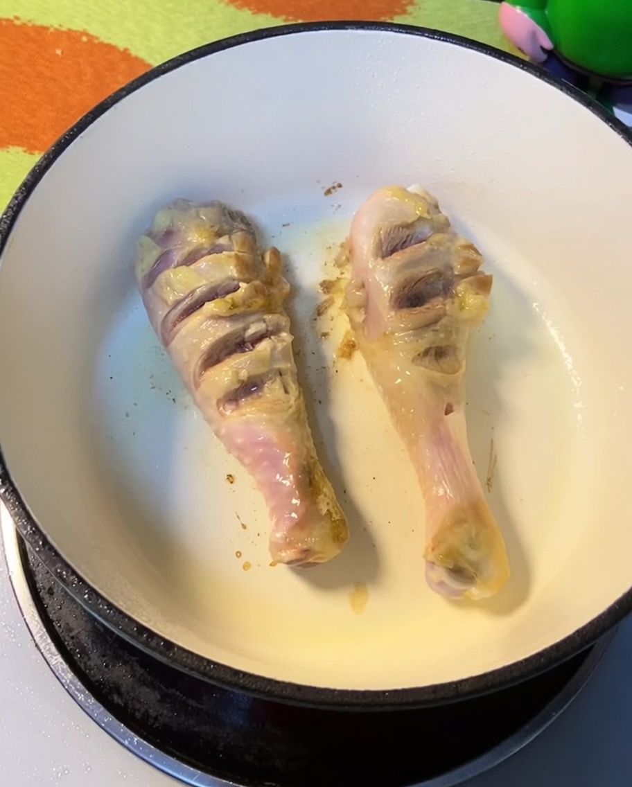 Cuisses de poulet dorées dans la marmite.
