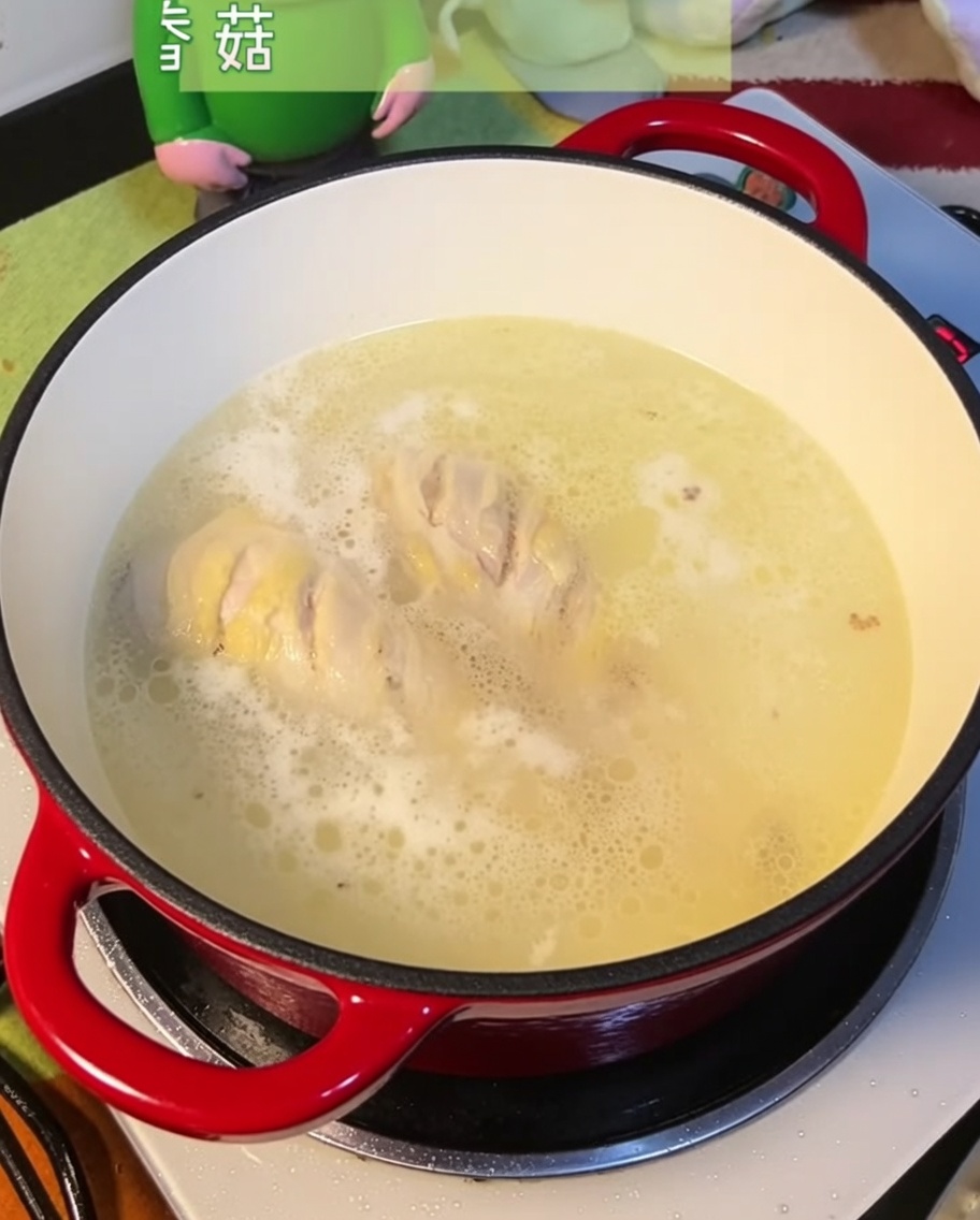 Champignons séchés réhydratés ajoutés au bouillon de poulet.