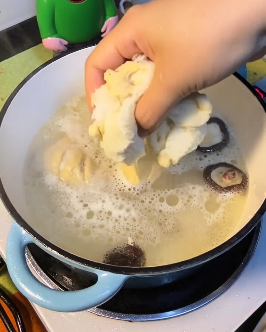 Morceaux de champignon bambou dans la marmite de soupe.