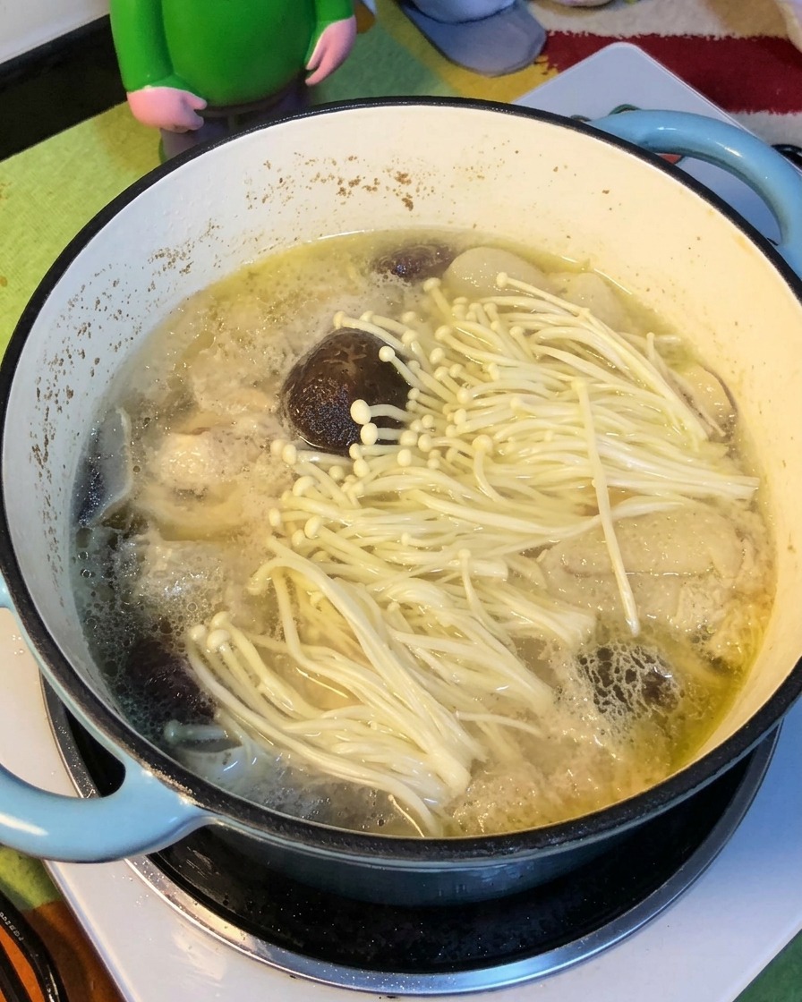 Nouilles jaunes ramollissant dans la soupe au poulet et aux champignons.