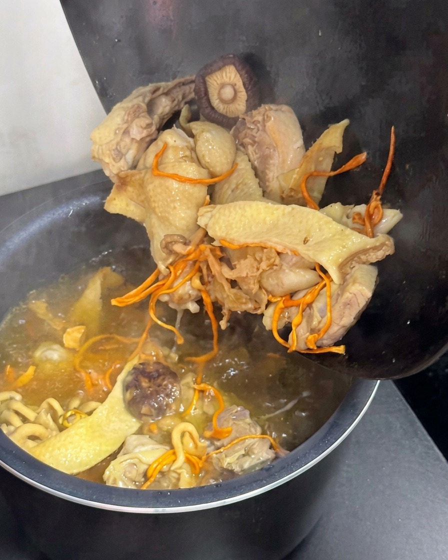 Bouillon de poulet et champignons transféré dans la cuve dun cuiseur à riz électrique.