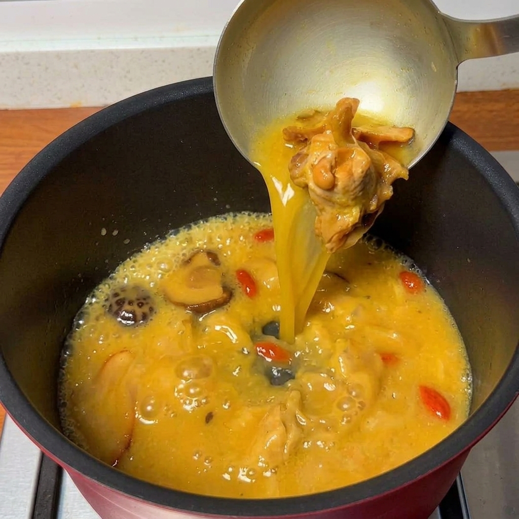Soupe de poulet savoureuse bouillant dans une casserole, prête pour les nouilles.