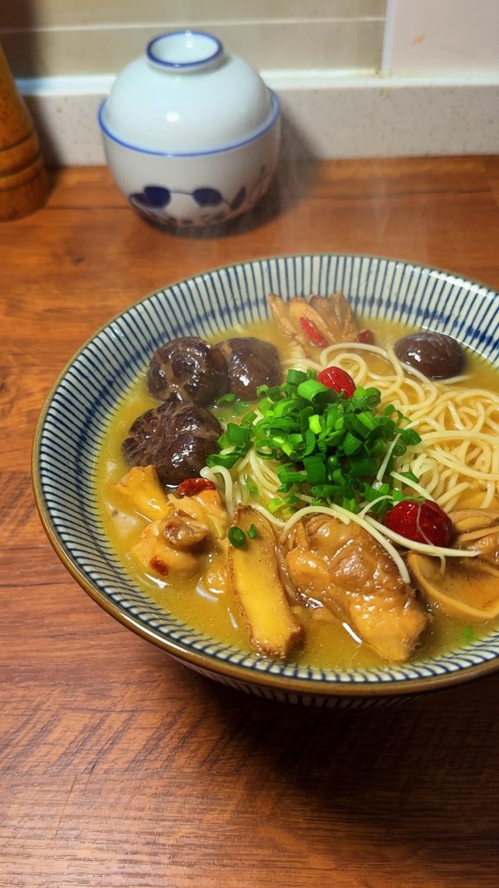 Soupe traditionnelle de nouilles au poulet à l'huile de sésame