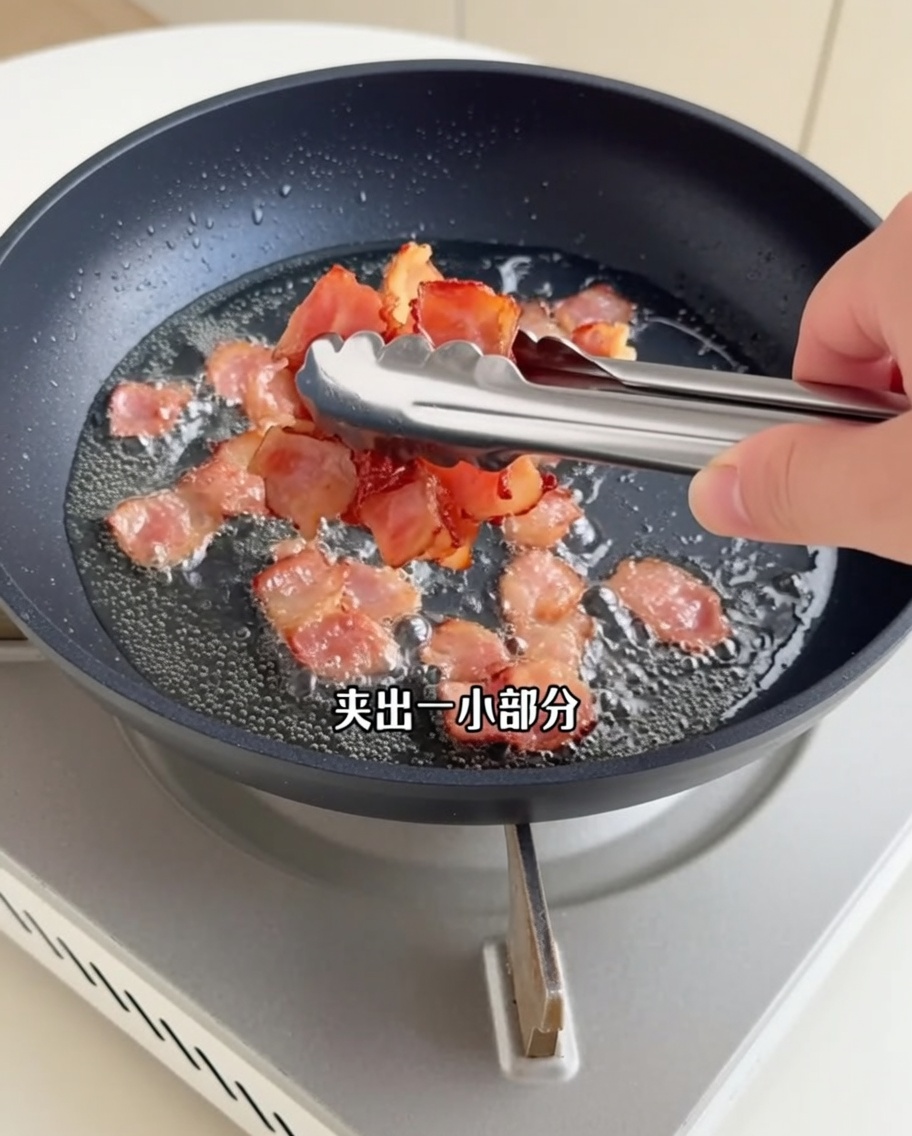 Morceaux de lardons croustillants retirés de la poêle avec une pince.