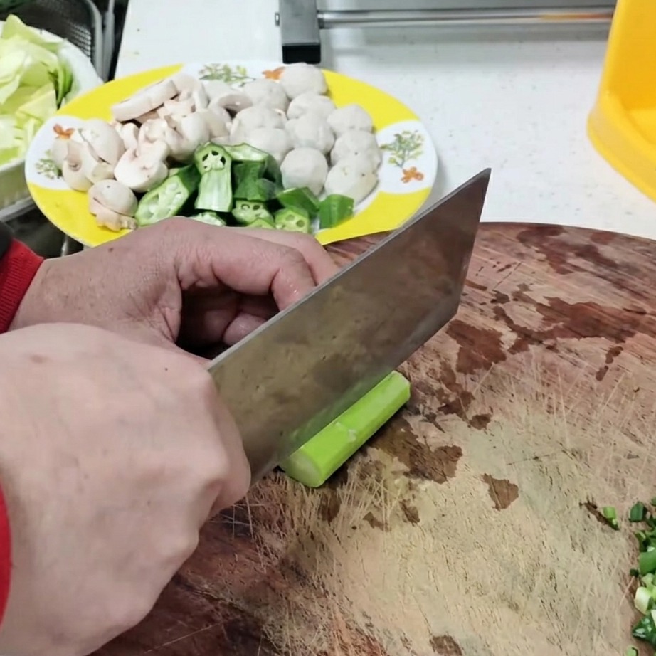 Tranches de pousses de bambou fraîches prêtes à être ajoutées à la soupe.