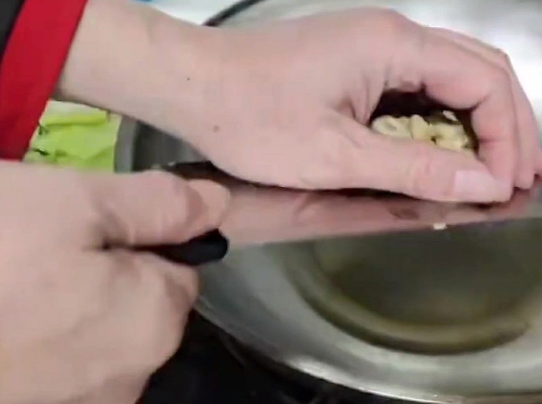 Tiges de pousses de bambou sautées dans un wok en métal chaud avec de lhuile.