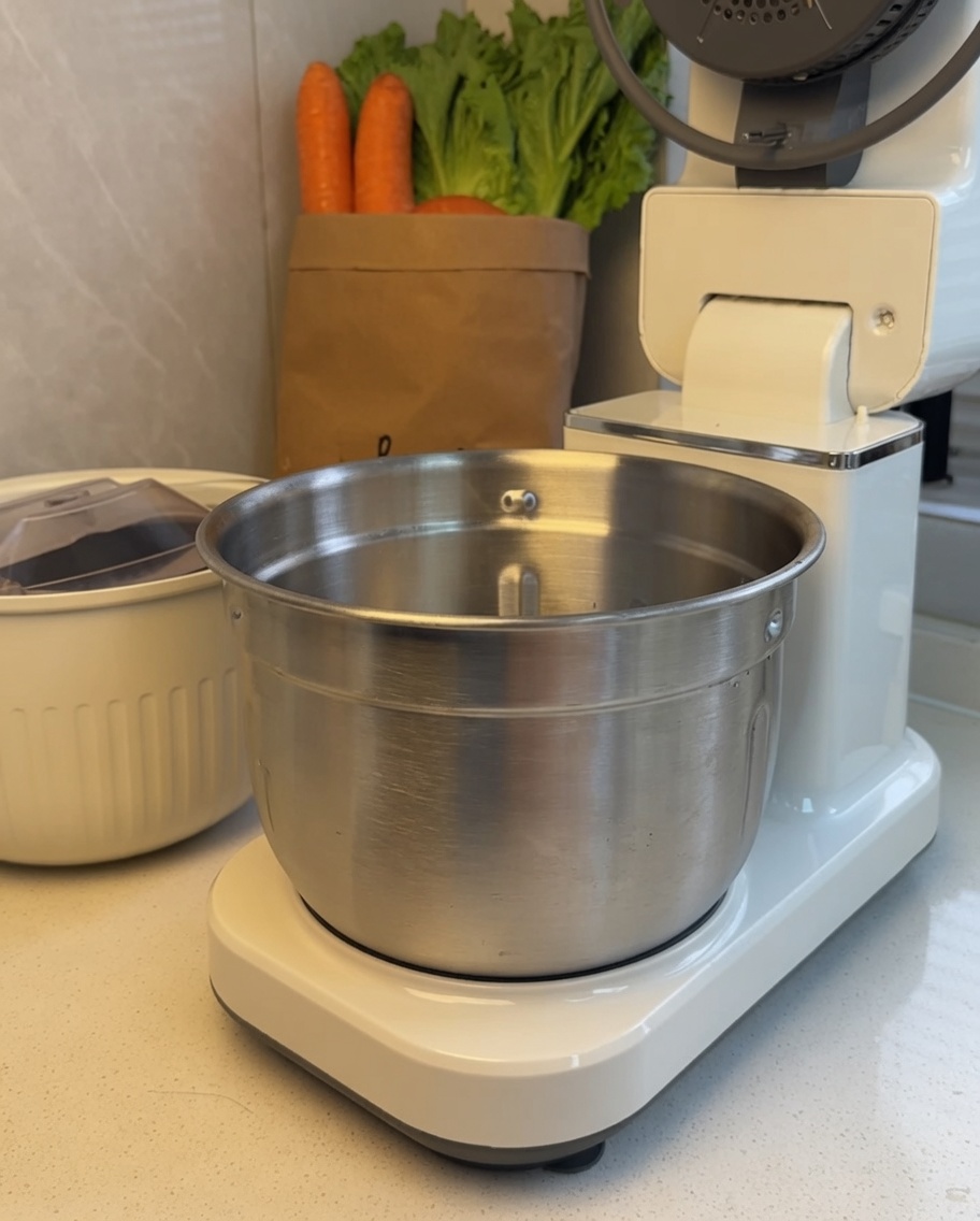 Morceaux de bœuf dans le bol mélangeur en acier inoxydable dun robot culinaire.