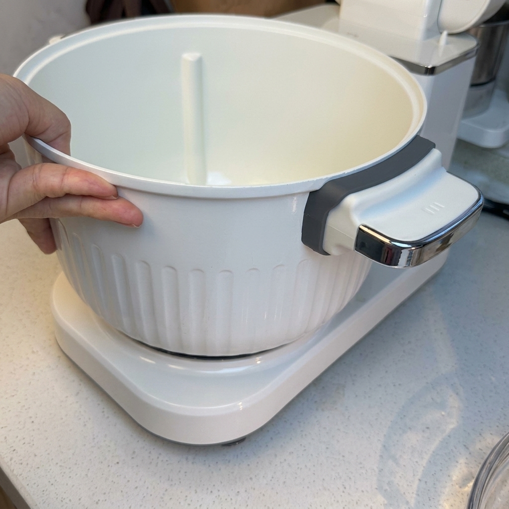 Ingrédients pour la pâte à pizza réunis dans le bol mélangeur du robot culinaire.