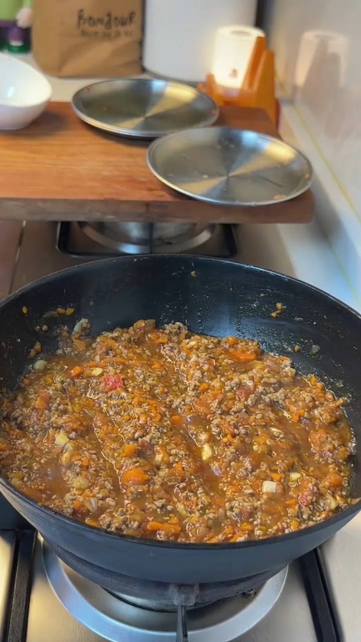 Pizza à la sauce tomate et au bœuf à la friteuse à air