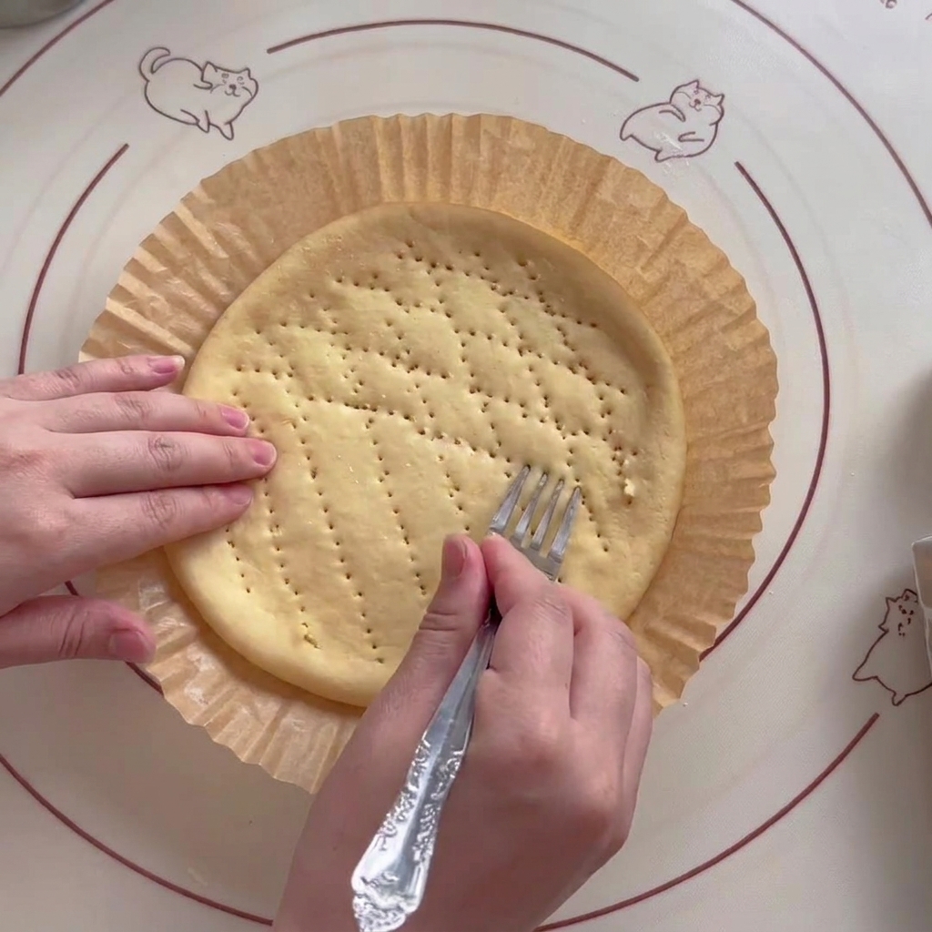 Une fourchette en métal utilisée pour percer la base de la pâte afin déviter quelle ne gonfle trop pendant la cuisson.