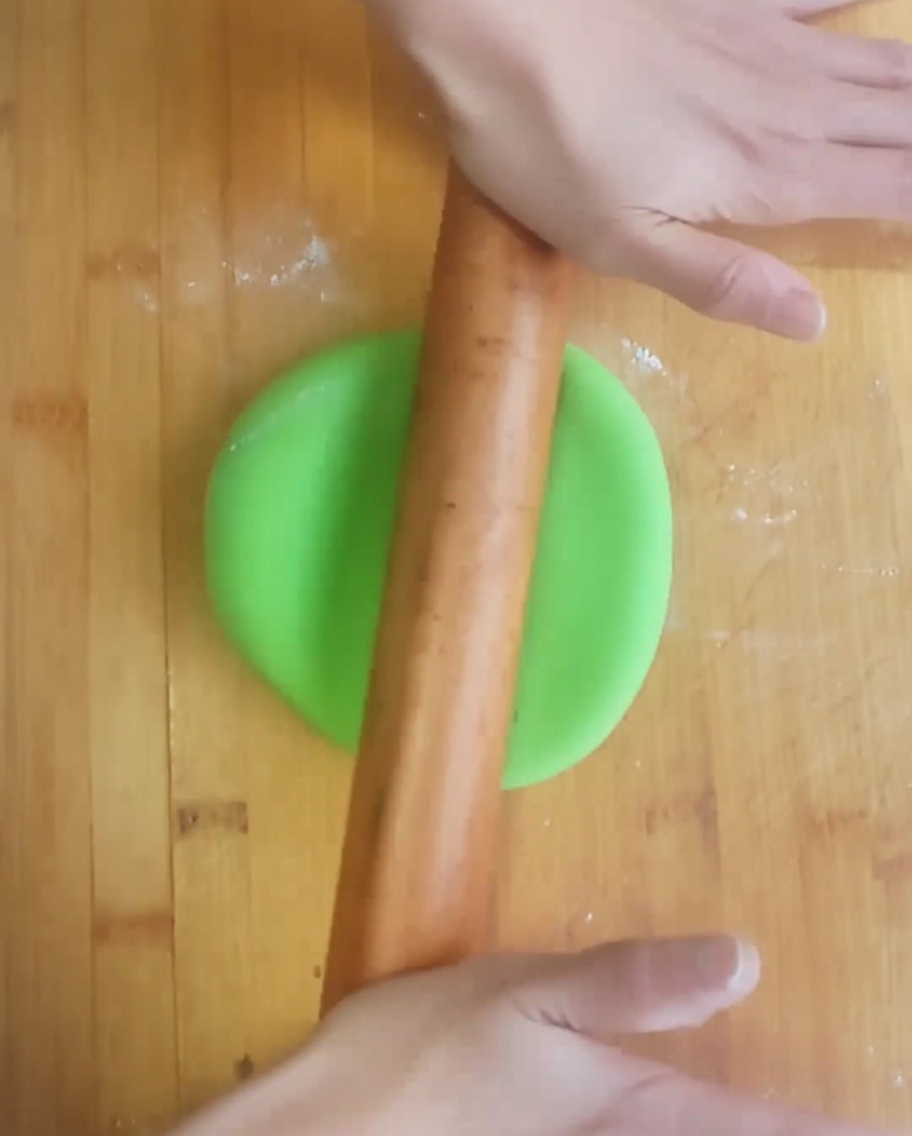 Aplatissement dune portion de pâte avec un rouleau à pâtisserie.