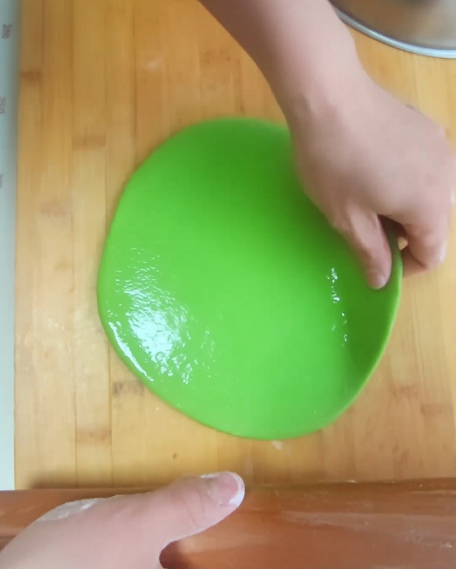 Application dune couche dhuile sur le cercle de pâte.