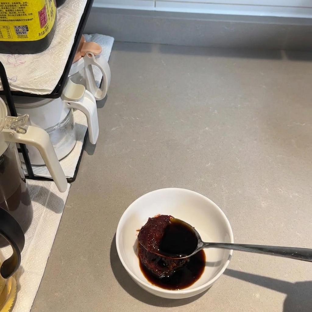 Gros plan sur le bol de sauce montrant lajout de sauce huître, de vin de cuisine et de sucre.