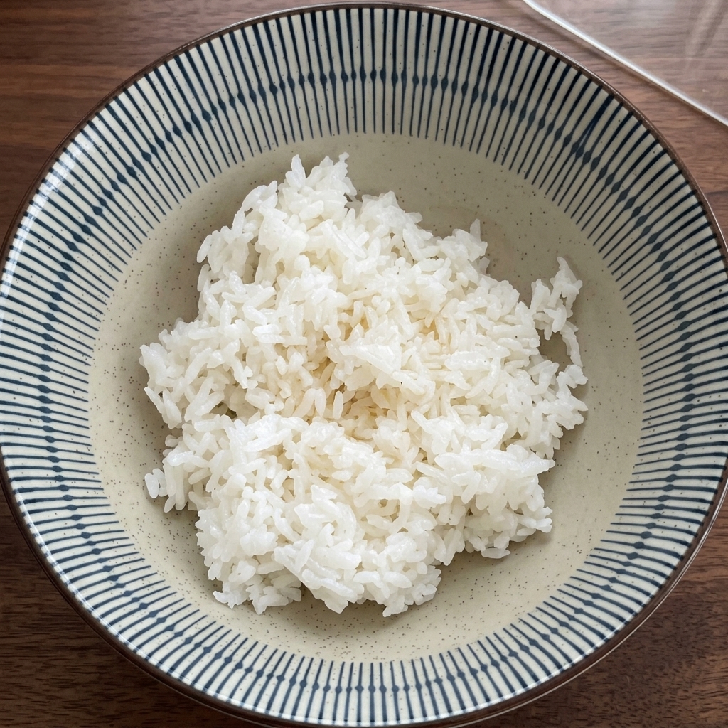 Un bol de riz blanc mélangé à des algues séchées à la main.