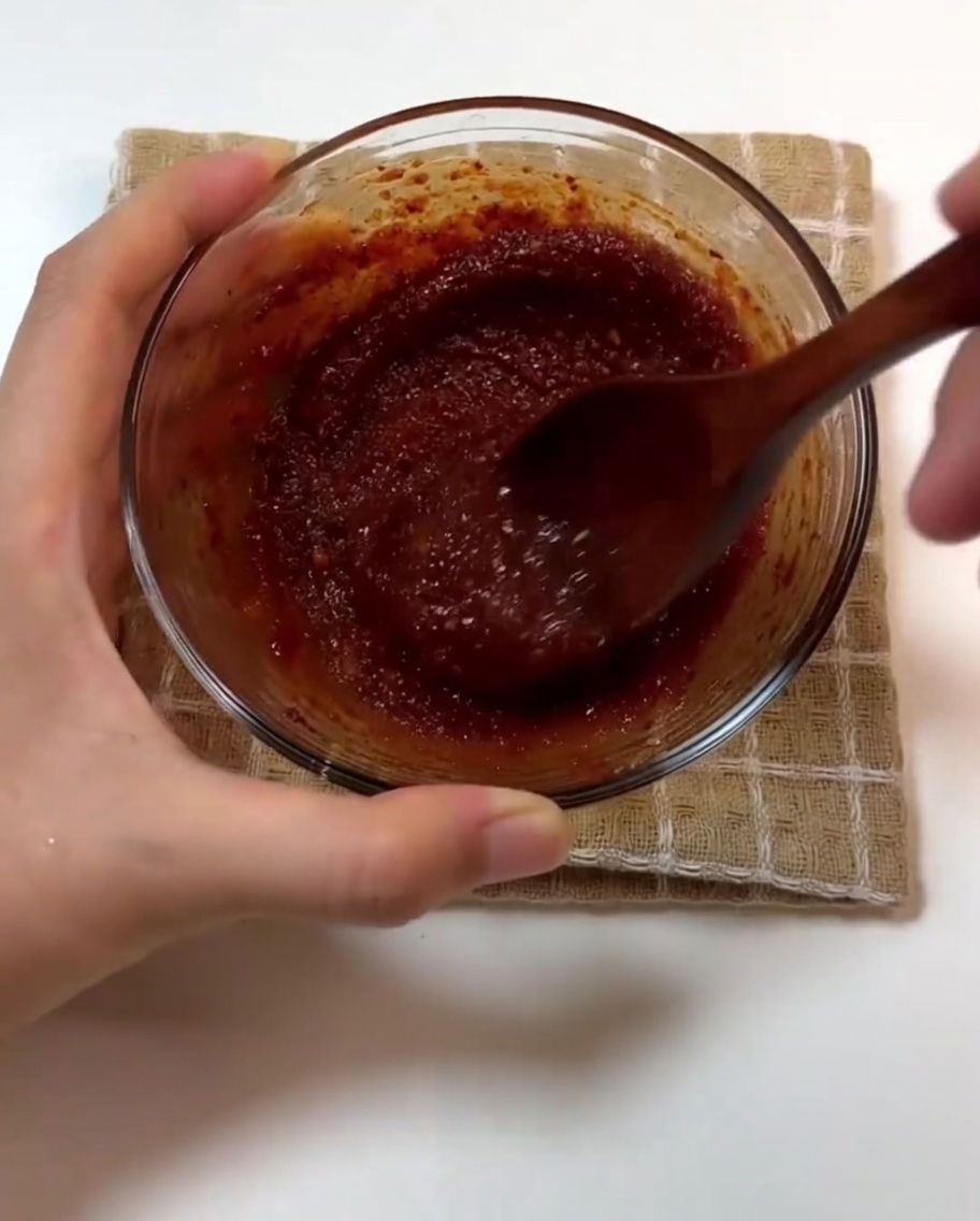 Sauce et gousses dail entières ajoutées à la poitrine de porc cuite.