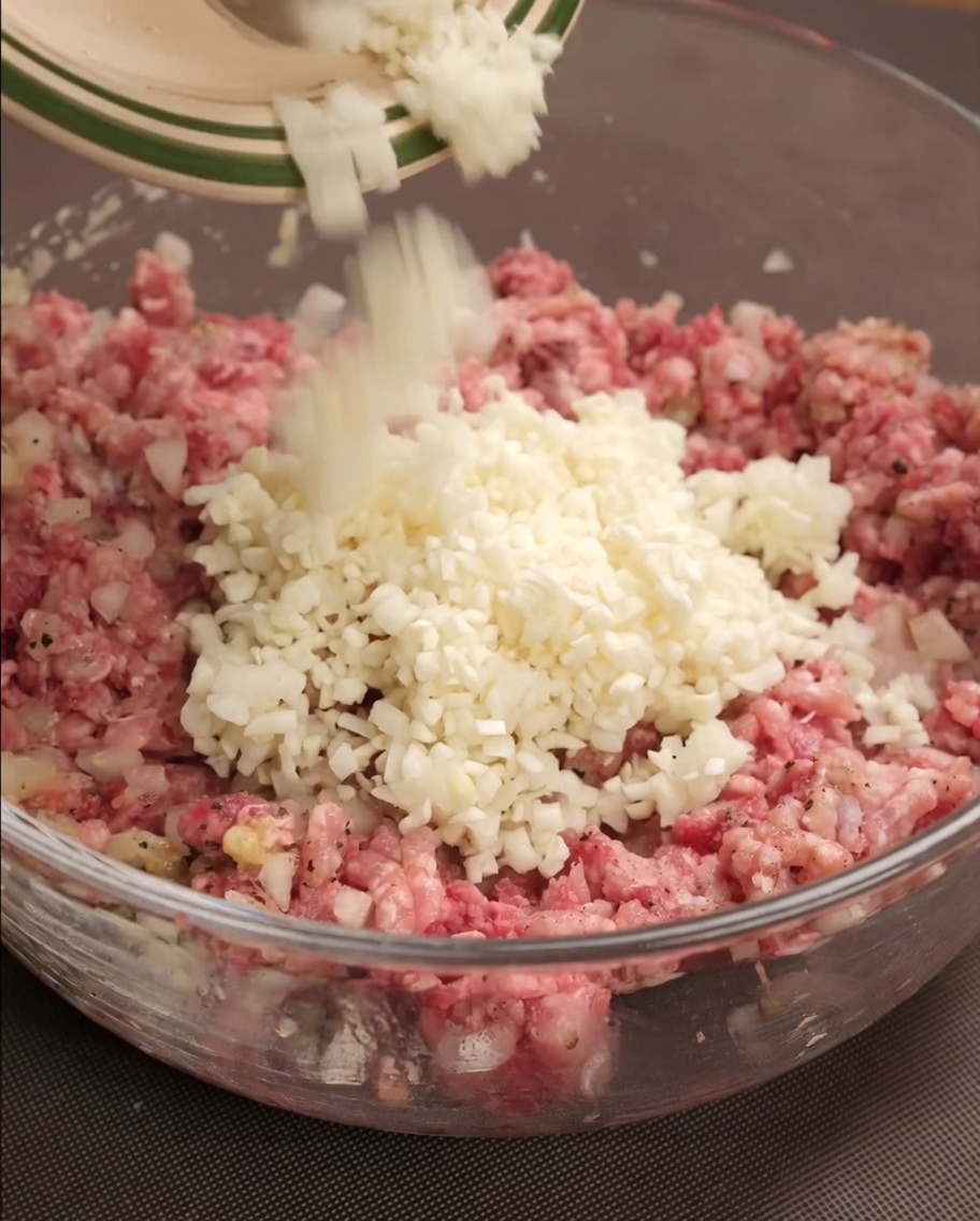 Chapelure trempée dans le lait ajoutée au mélange de viande assaisonné.